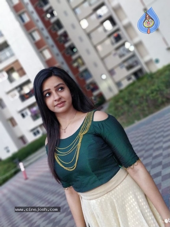 Divya Ganesh Photos - 2 / 6 photos