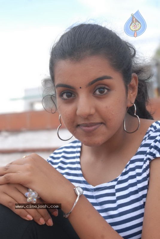 Divya Nagesh New Stills - 17 / 23 photos