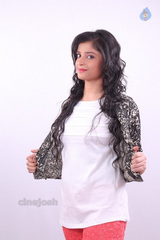 Divya New Stills - 7 / 42 photos