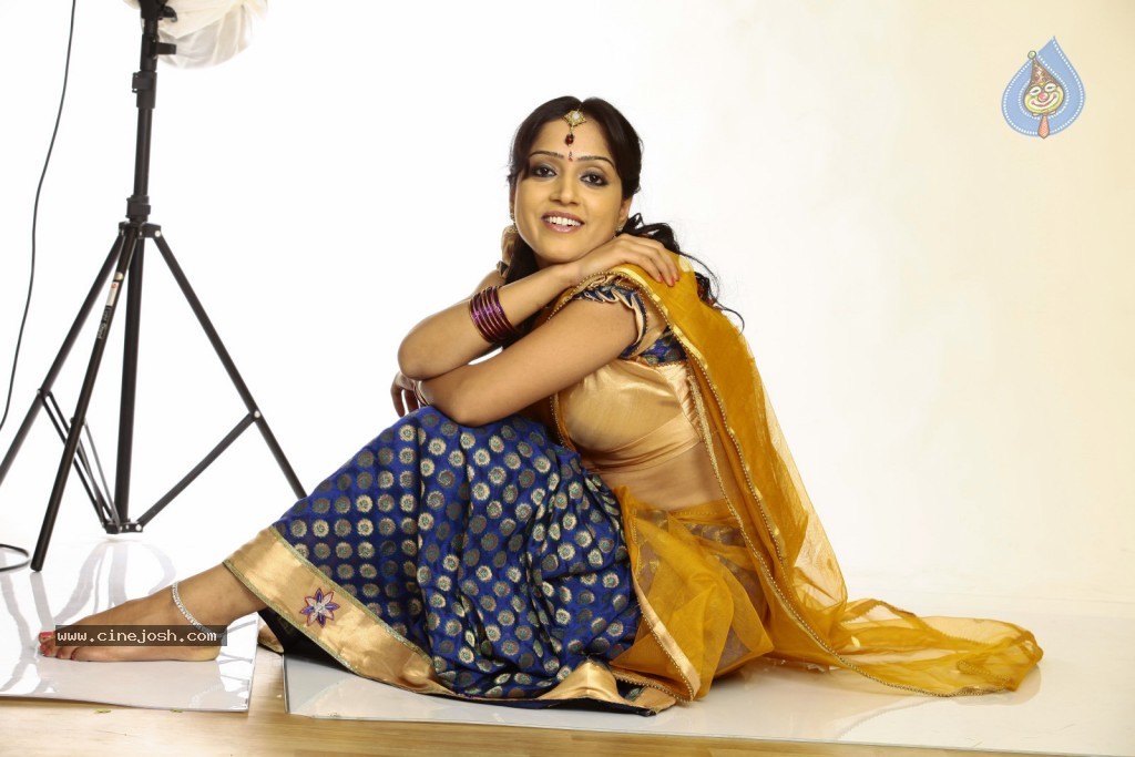 Divya Singh Hot Gallery - 26 / 102 photos