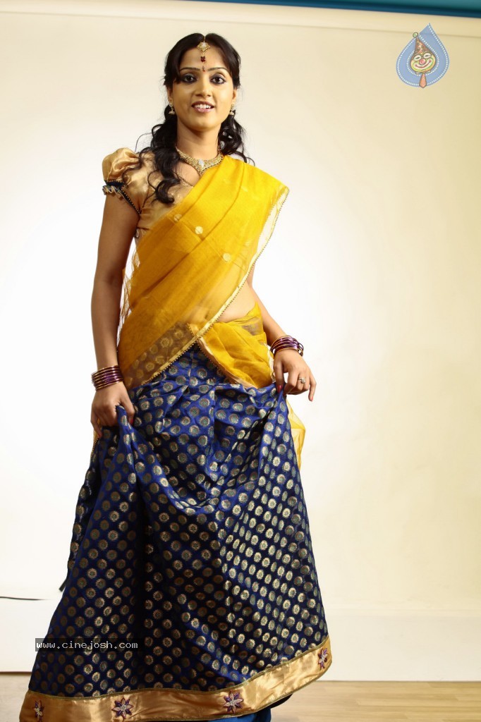 Divya Singh Hot Gallery - 36 / 102 photos