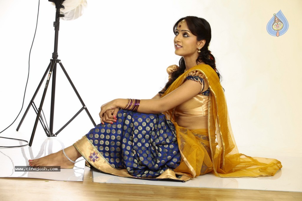 Divya Singh Hot Gallery - 48 / 102 photos