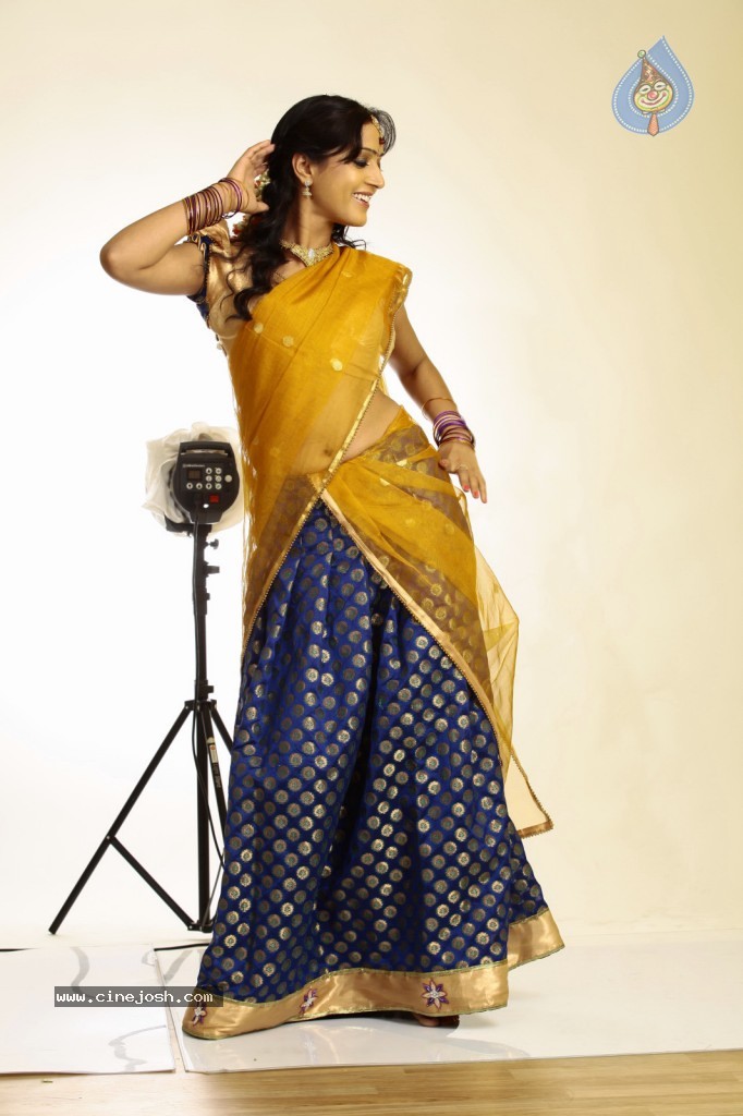 Divya Singh Hot Gallery - 58 / 102 photos