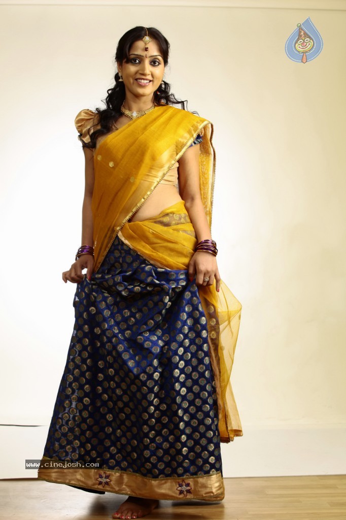 Divya Singh Hot Gallery - 76 / 102 photos