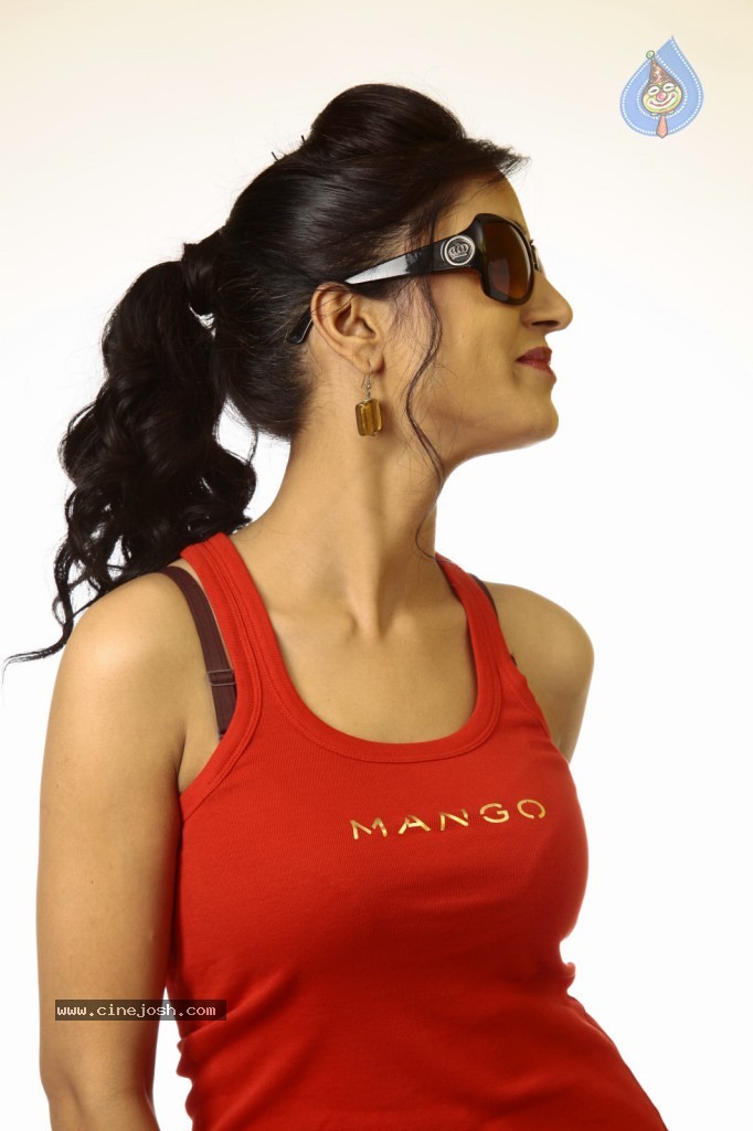 Divya Singh New Stills - 9 / 44 photos