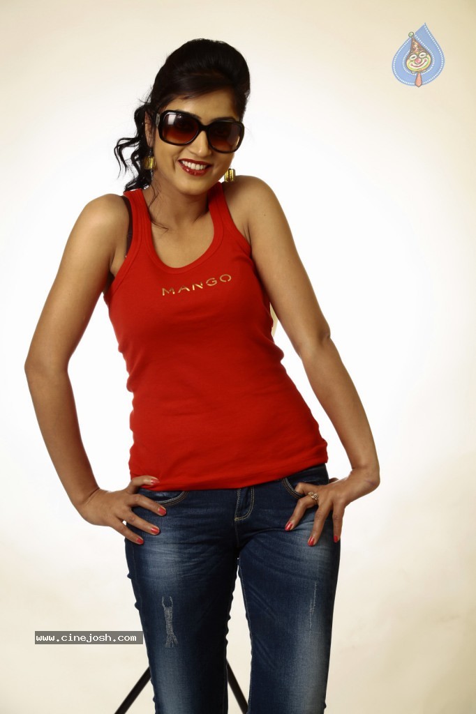 Divya Singh New Stills - 23 / 44 photos