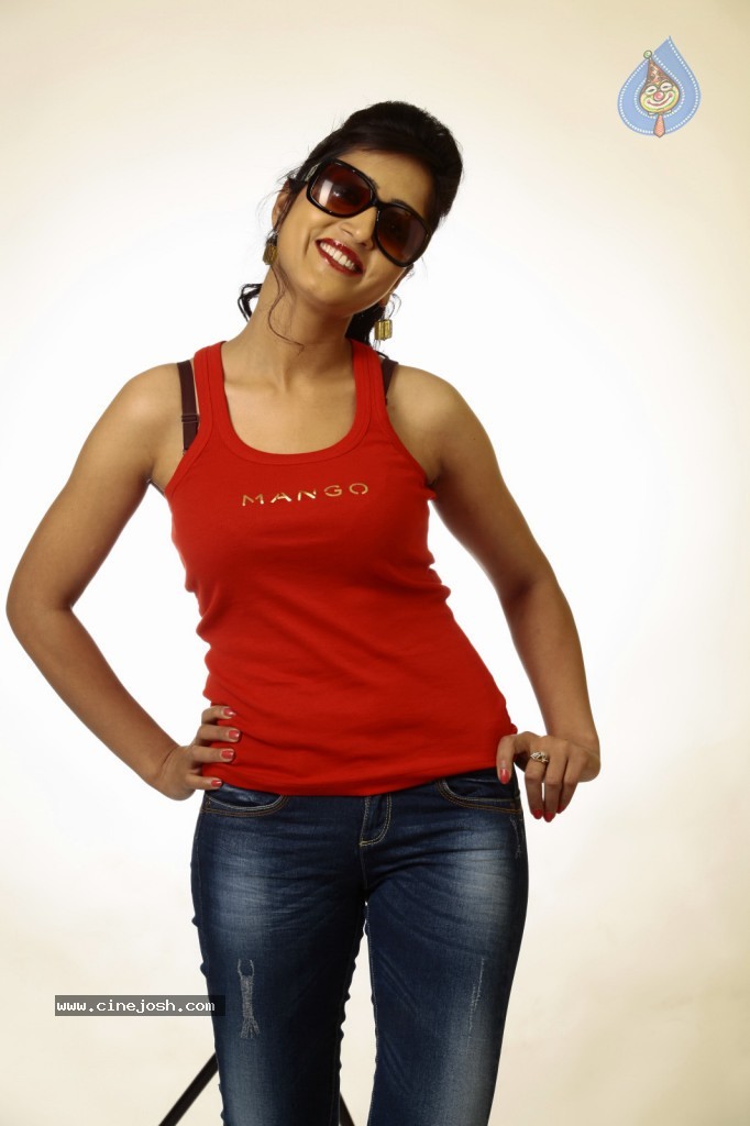 Divya Singh New Stills - 25 / 44 photos