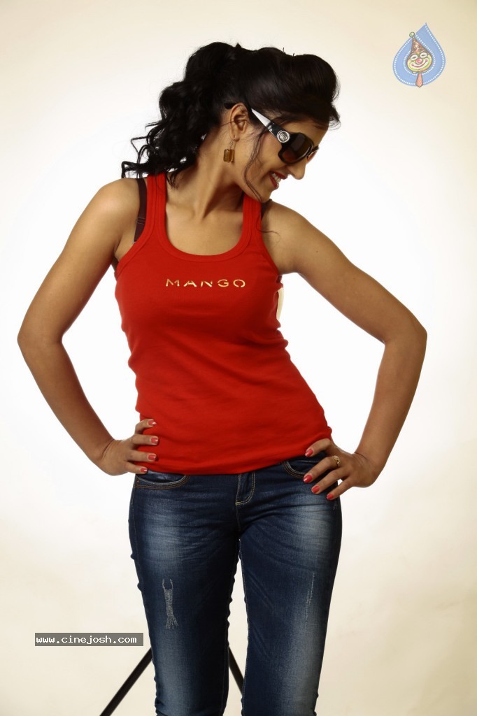 Divya Singh New Stills - 26 / 44 photos