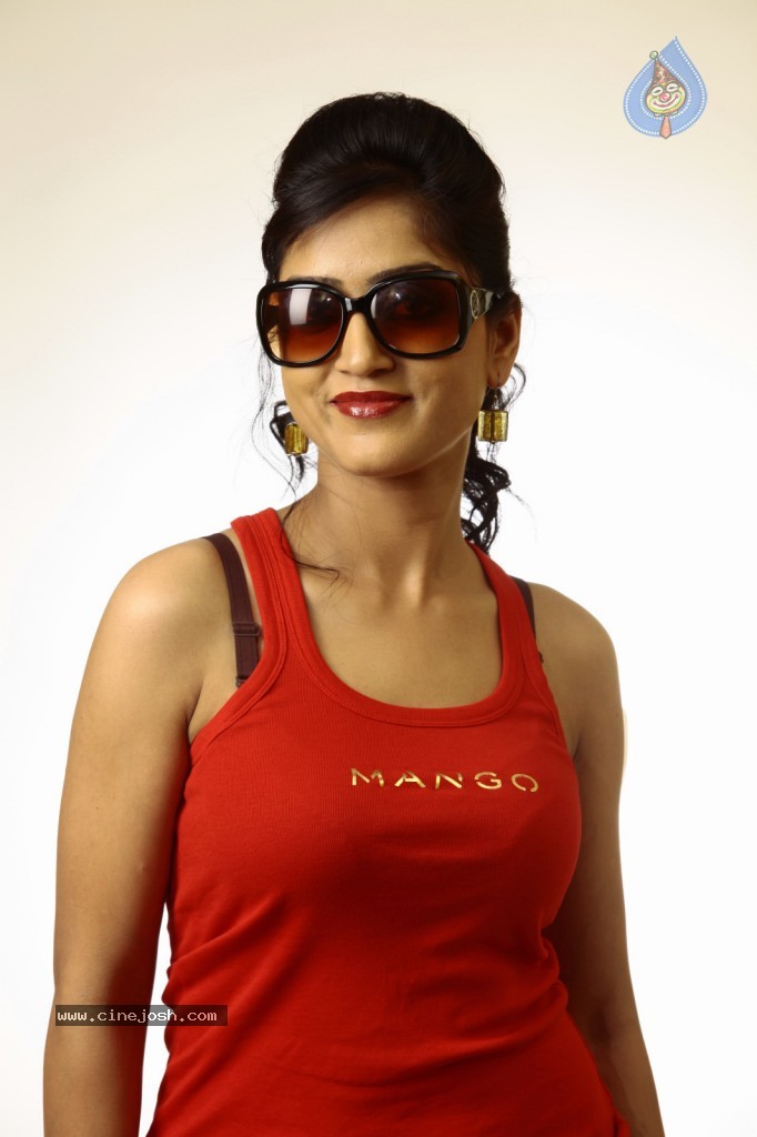 Divya Singh New Stills - 33 / 44 photos