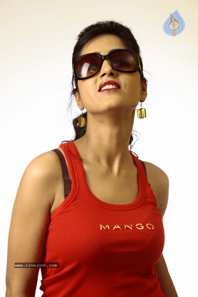 Divya Singh New Stills - 35 / 44 photos
