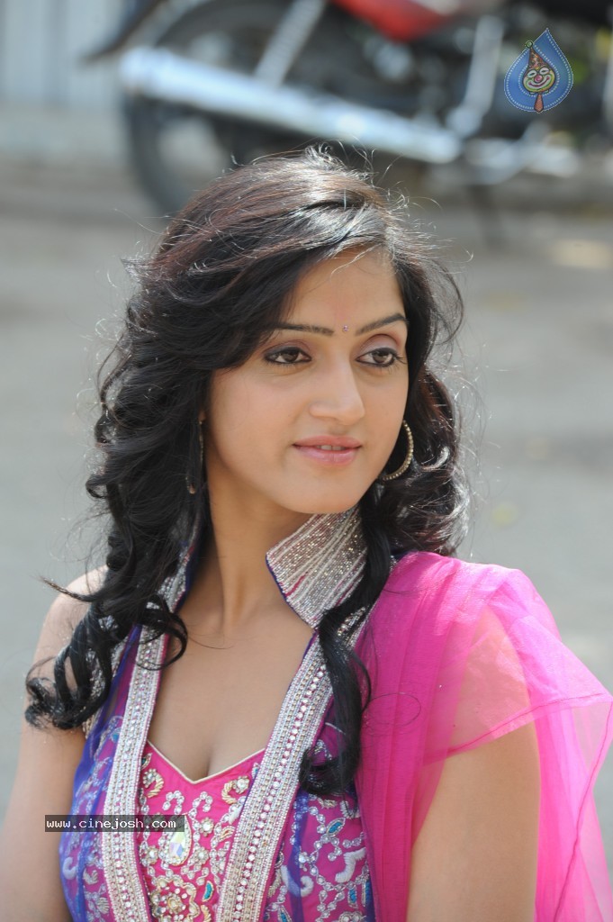 Divya Singh Stills - 10 / 33 photos