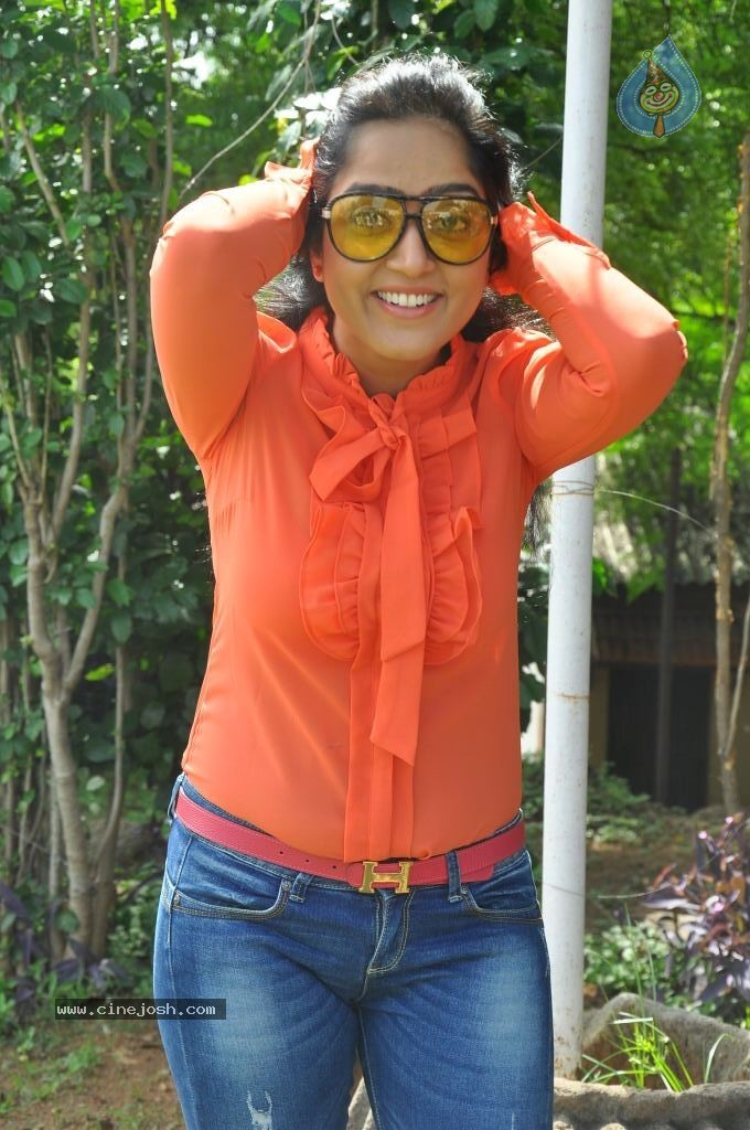 Divya Singh Stills - 2 / 61 photos
