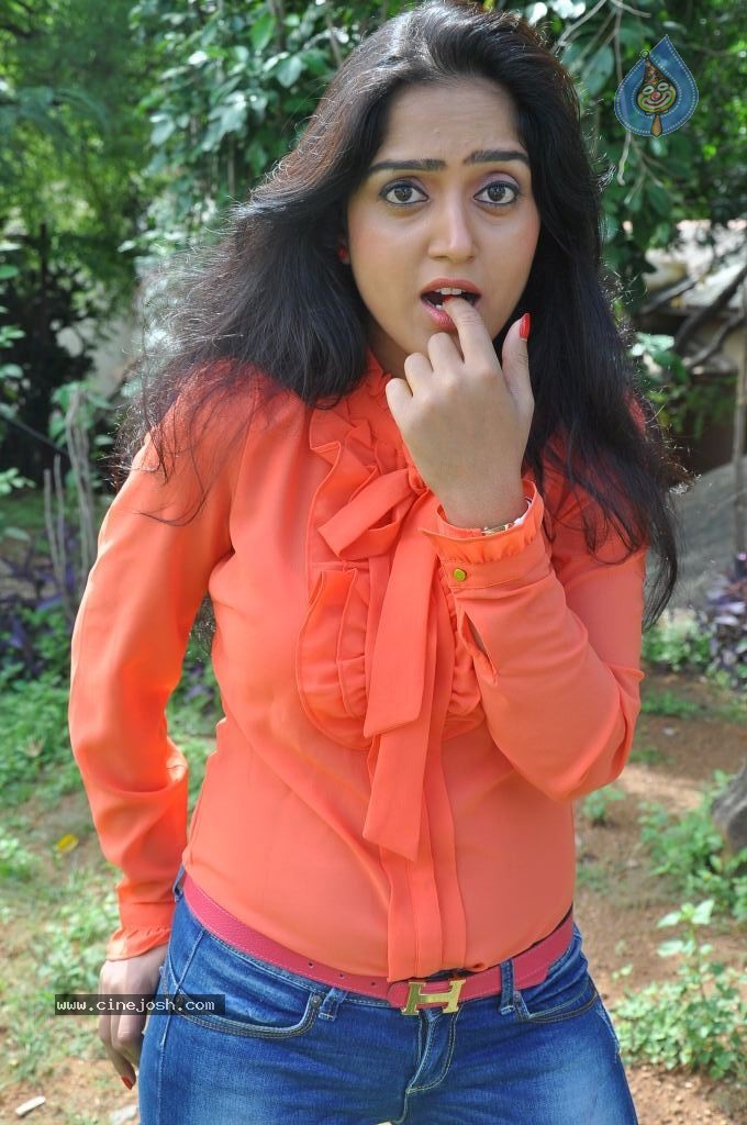 Divya Singh Stills - 17 / 61 photos