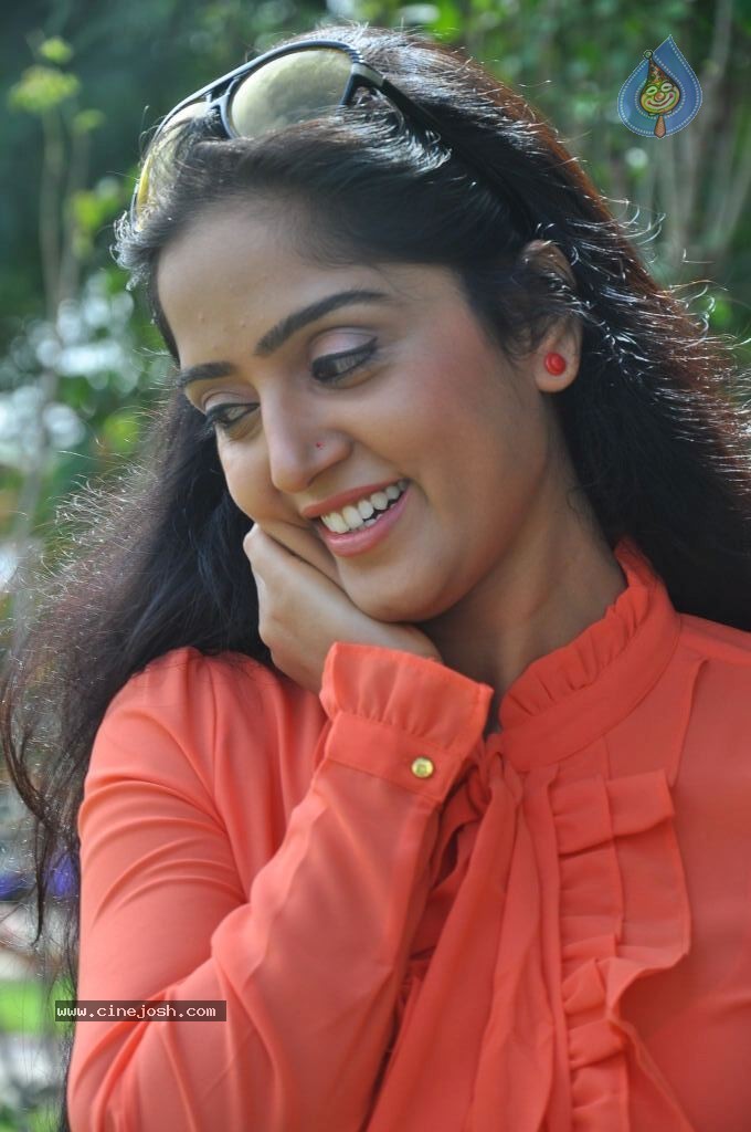 Divya Singh Stills - 21 / 61 photos