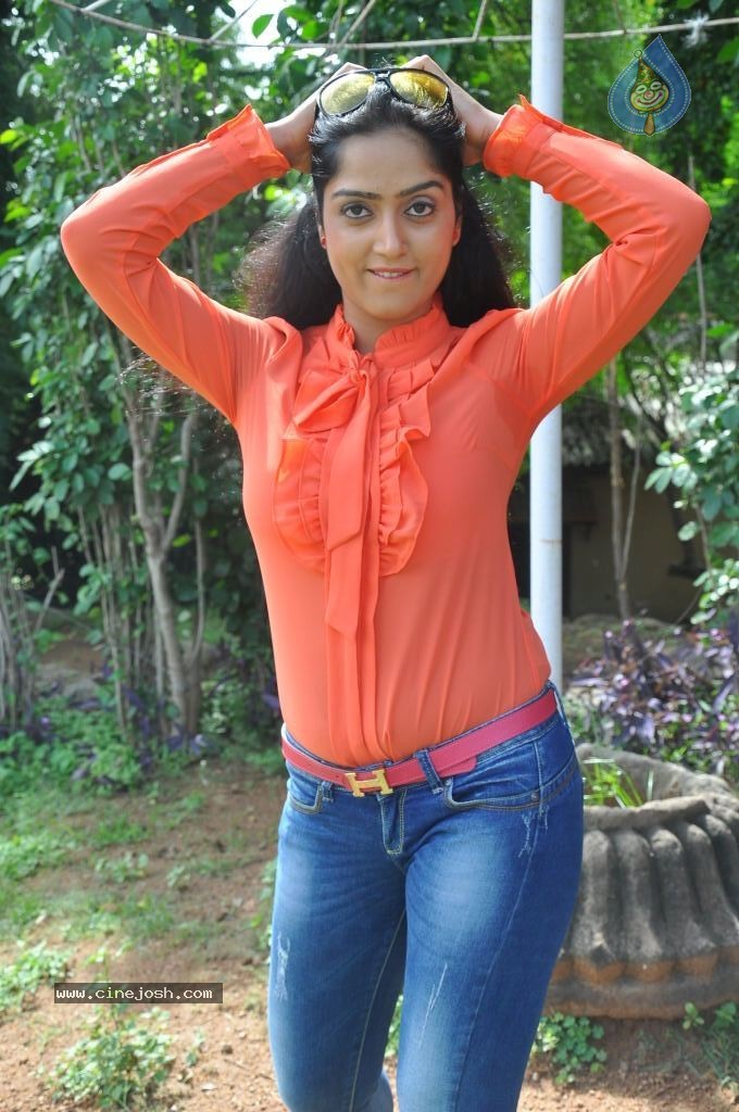 Divya Singh Stills - 26 / 61 photos