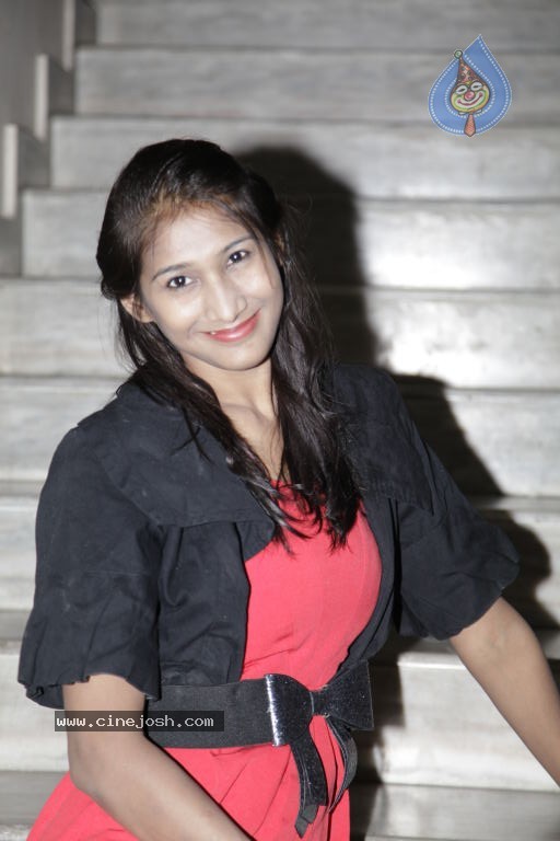 Divya Stills - 19 / 34 photos