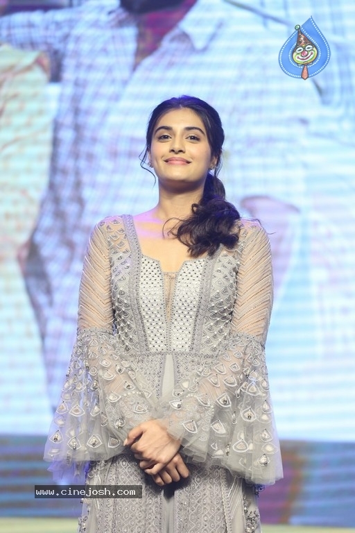 Divyansha Kaushik Photos - 7 / 16 photos