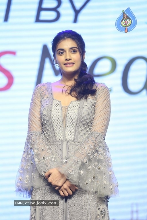Divyansha Kaushik Photos - 9 / 16 photos