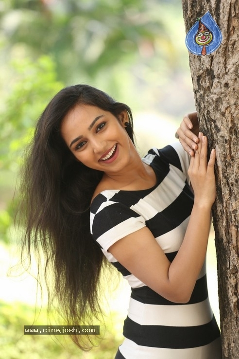 Durga Gade Stills - 16 / 21 photos