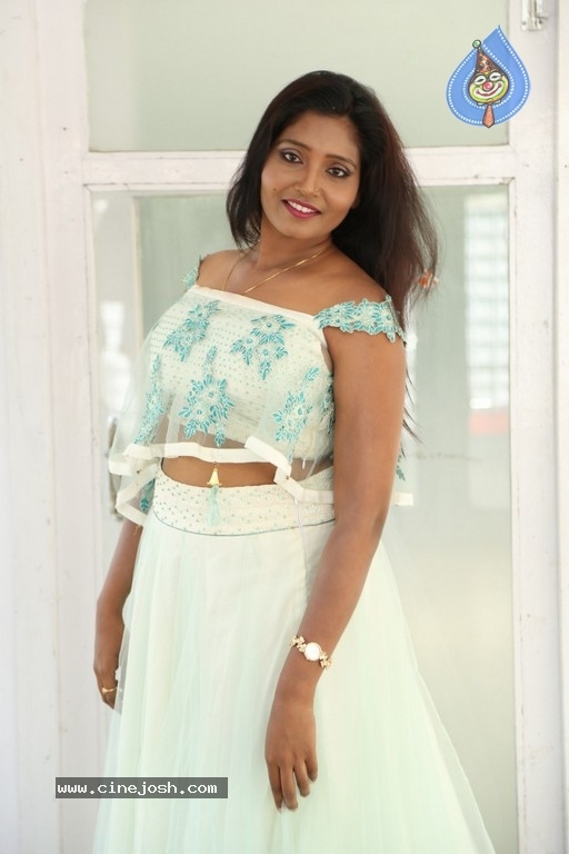 Eesha New Gallery - 5 / 13 photos
