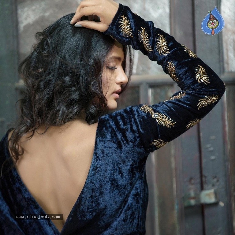 Eesha Rebba New Pics - 5 / 9 photos