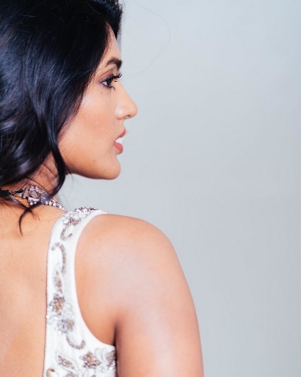 Eesha Rebba Photos - 2 / 7 photos