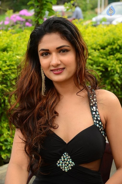 Esha Agarwal Latest photos - 15 / 41 photos