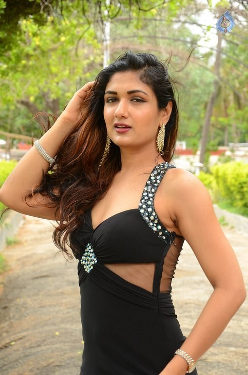 Esha Agarwal Latest photos - 21 / 41 photos