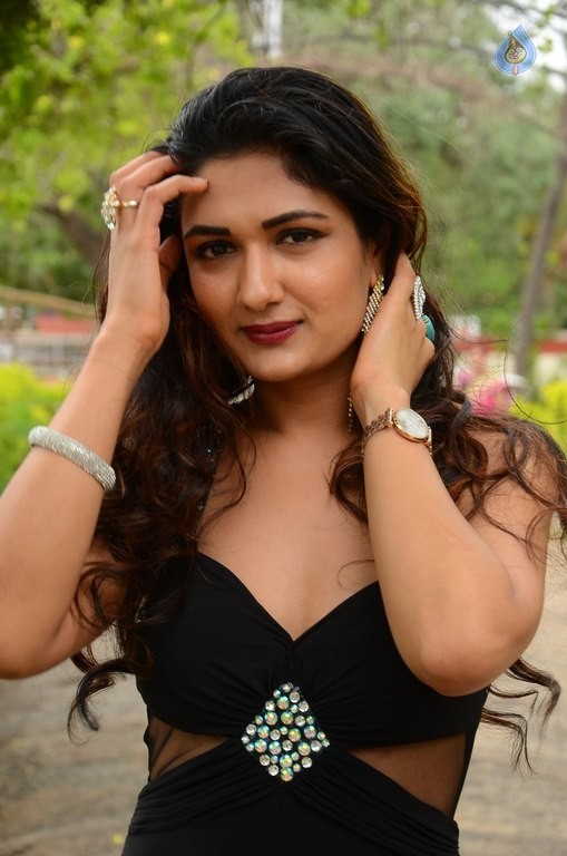 Esha Agarwal Latest photos - 24 / 41 photos