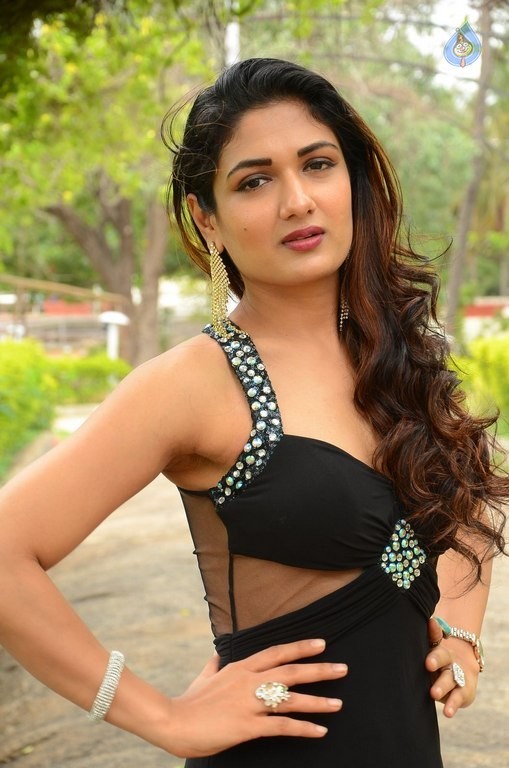 Esha Agarwal Latest photos - 25 / 41 photos
