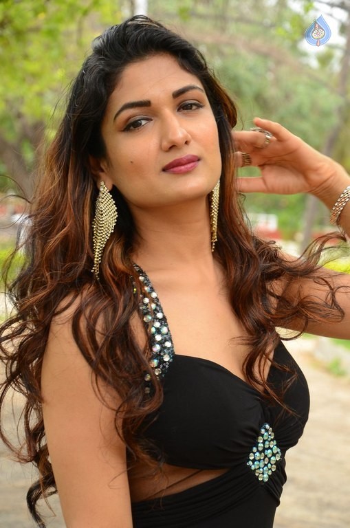 Esha Agarwal Latest photos - 28 / 41 photos