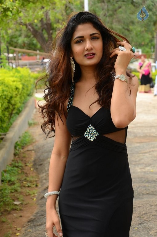 Esha Agarwal Latest photos - 29 / 41 photos