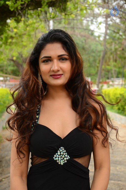 Esha Agarwal Latest photos - 30 / 41 photos