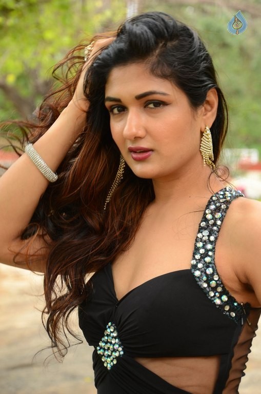 Esha Agarwal Latest photos - 36 / 41 photos