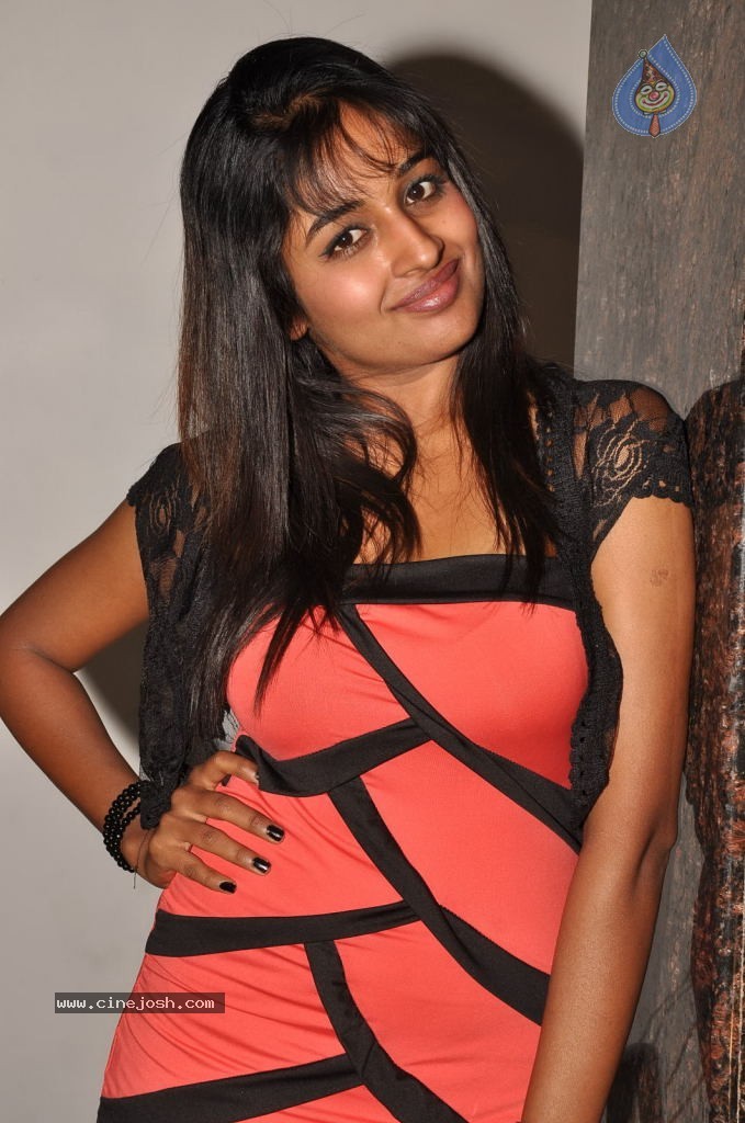 Esha Ranganath Hot Stills - 34 / 91 photos