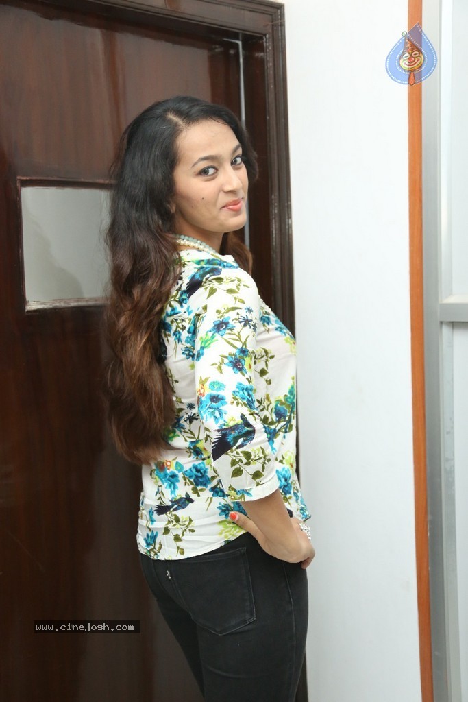 Ester Noronha Latest Stills - 12 / 96 photos