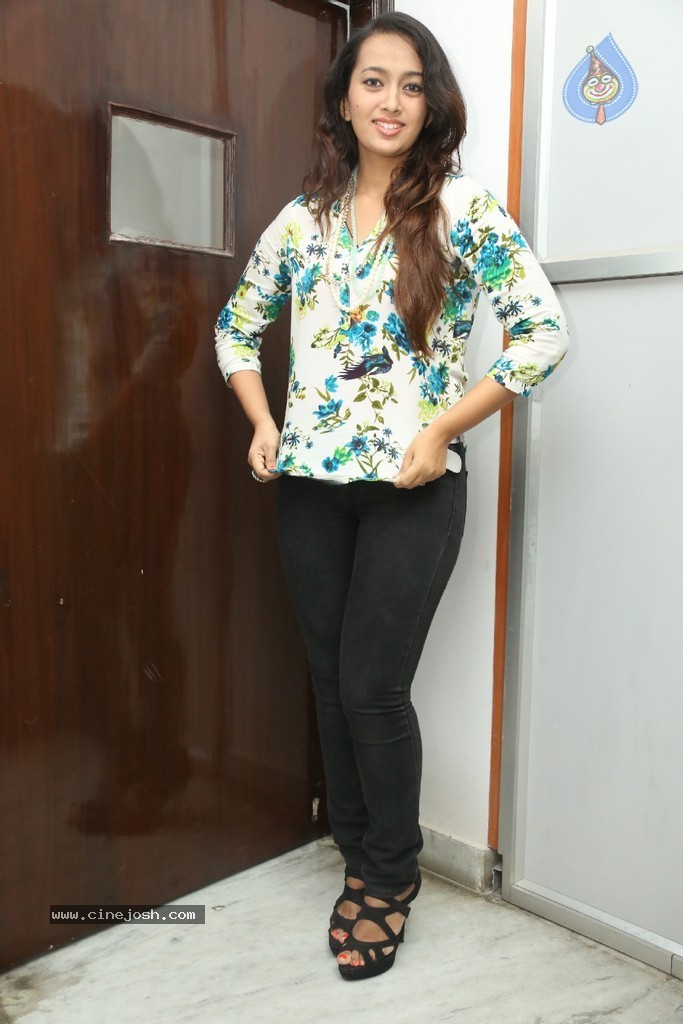 Ester Noronha Latest Stills - 23 / 96 photos