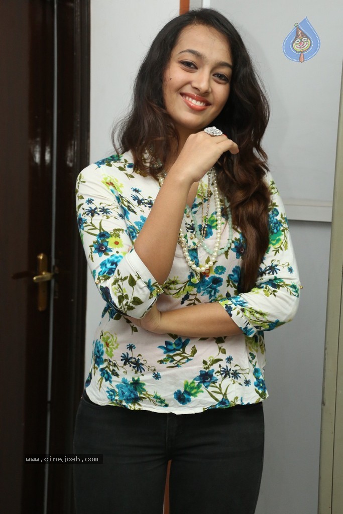 Ester Noronha Latest Stills - 24 / 96 photos