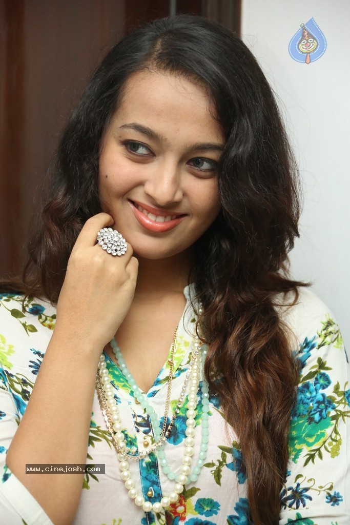 Ester Noronha Latest Stills - 34 / 96 photos