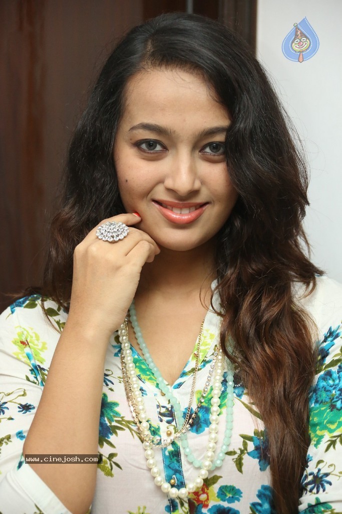Ester Noronha Latest Stills - 56 / 96 photos