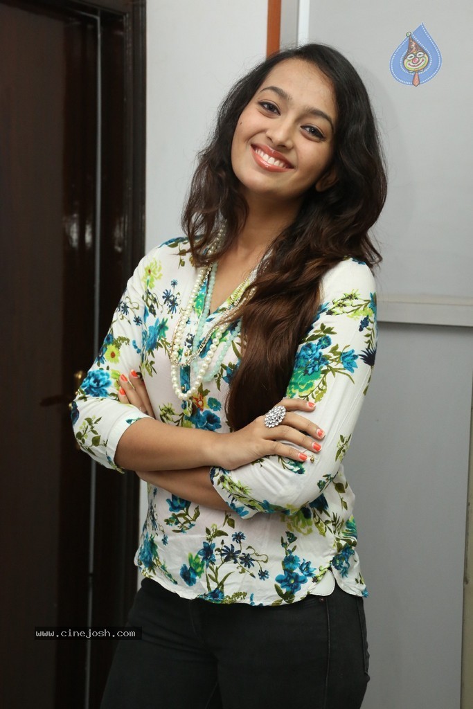 Ester Noronha Latest Stills - 57 / 96 photos