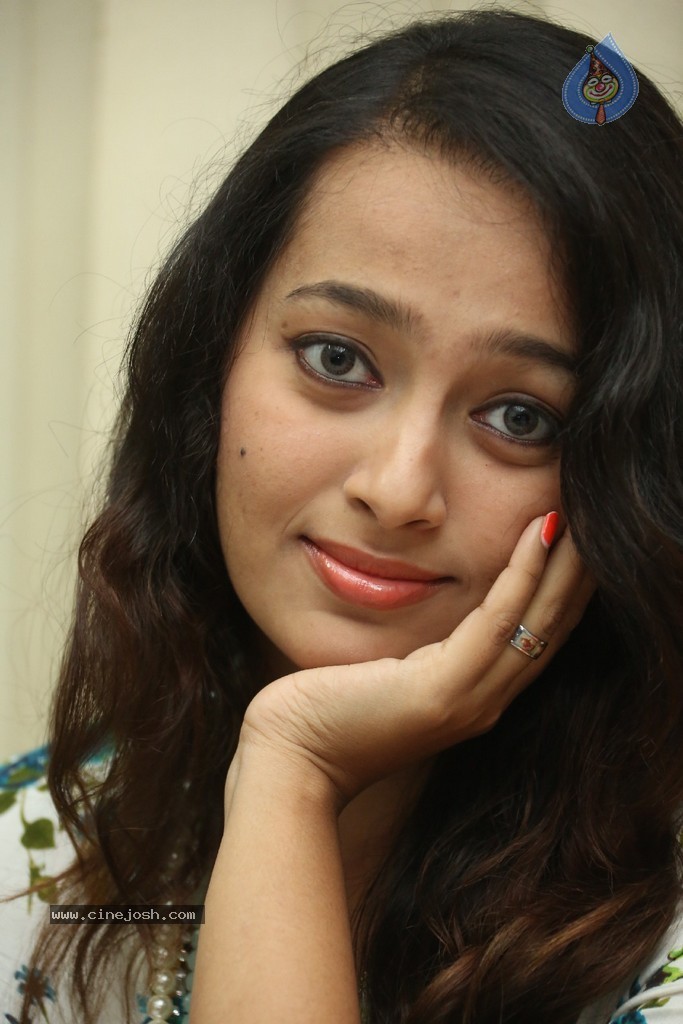 Ester Noronha Latest Stills - 66 / 96 photos