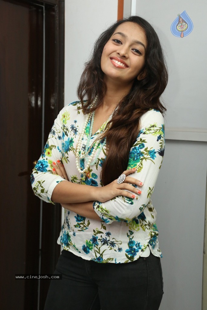 Ester Noronha Latest Stills - 69 / 96 photos