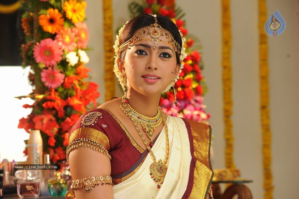 Ester Noronha New Pics - 22 / 54 photos