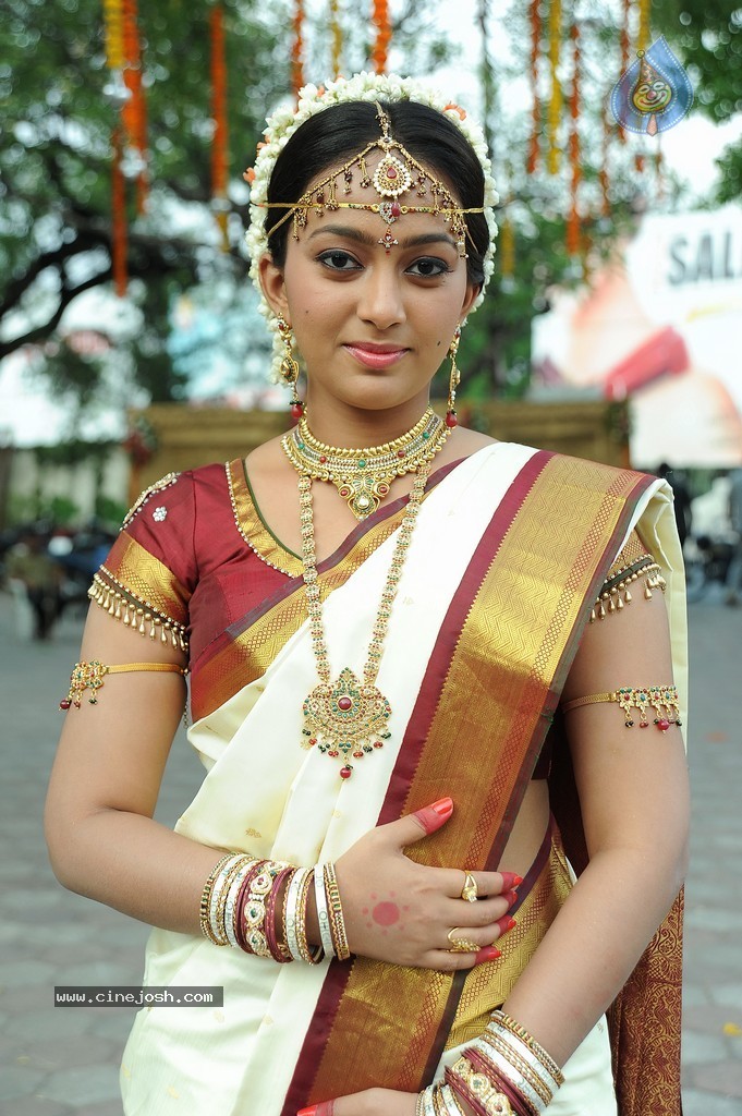 Ester Noronha New Pics - 35 / 54 photos