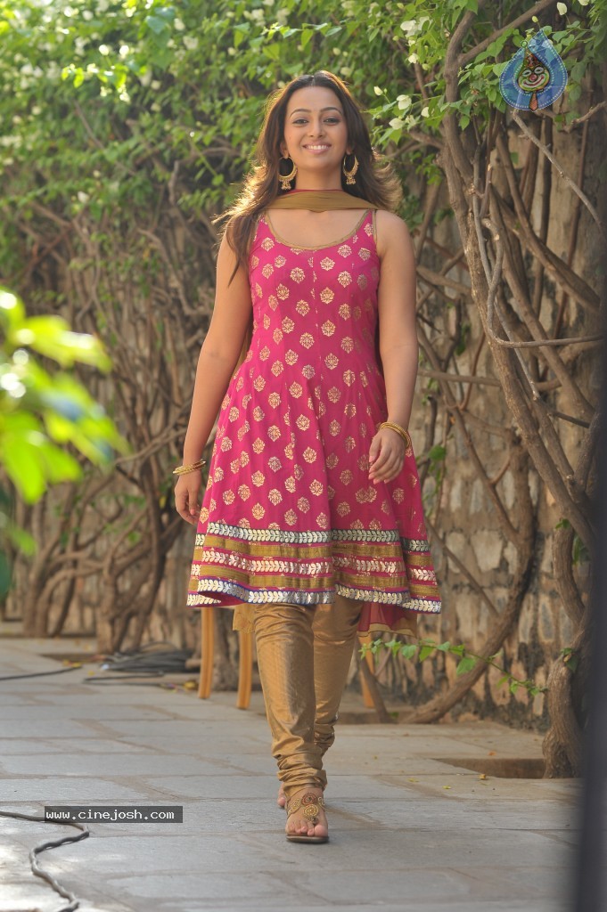 Ester Noronha New Stills - 28 / 56 photos