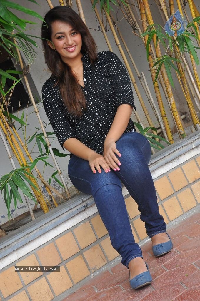Ester Noronha New Stills - 6 / 79 photos