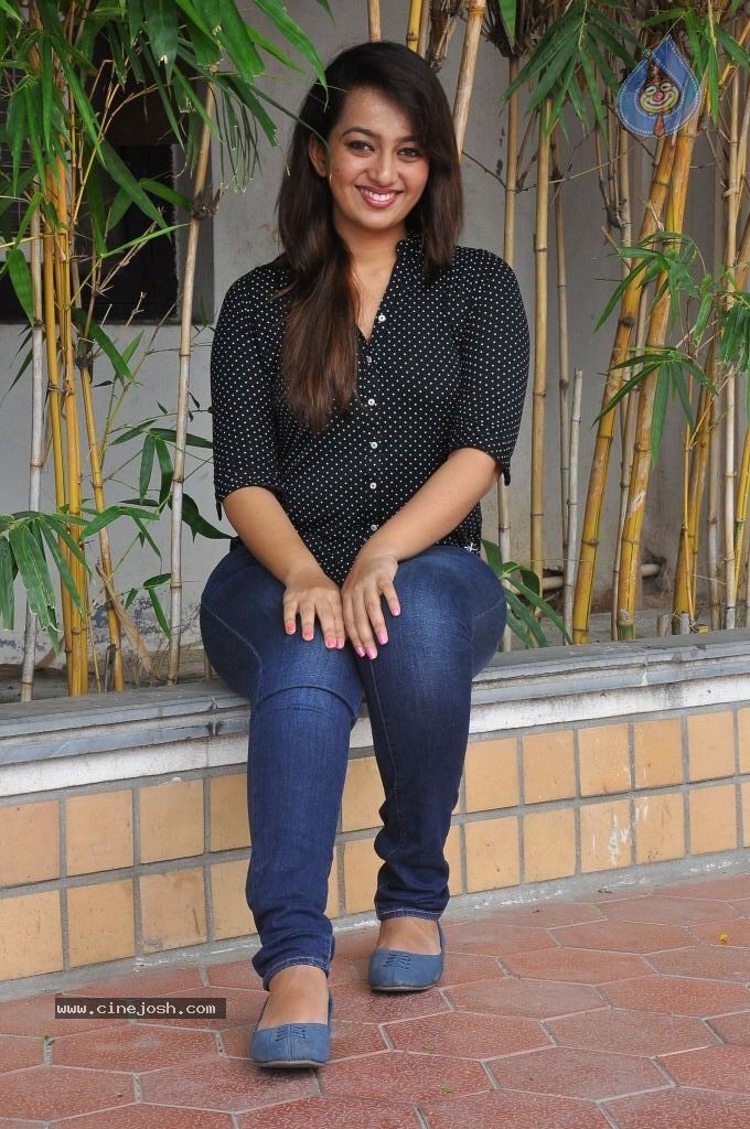 Ester Noronha New Stills - 18 / 79 photos