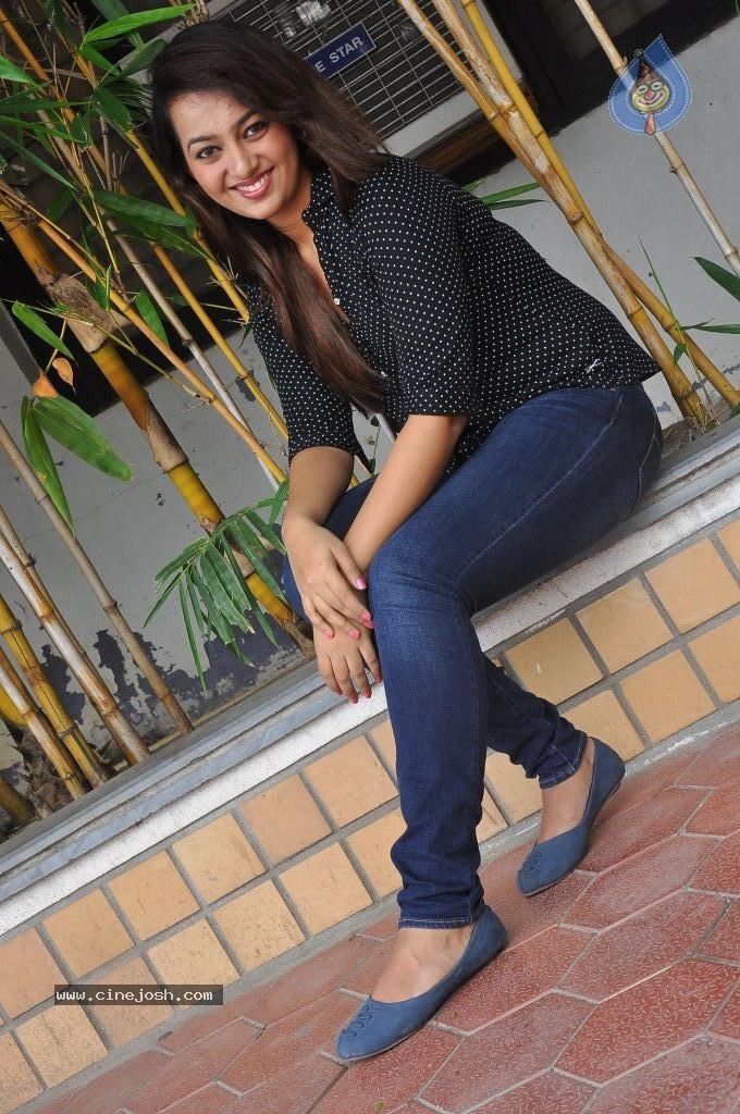 Ester Noronha New Stills - 21 / 79 photos