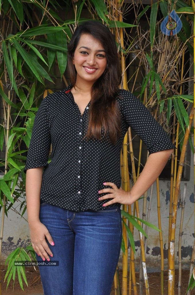 Ester Noronha New Stills - 29 / 79 photos
